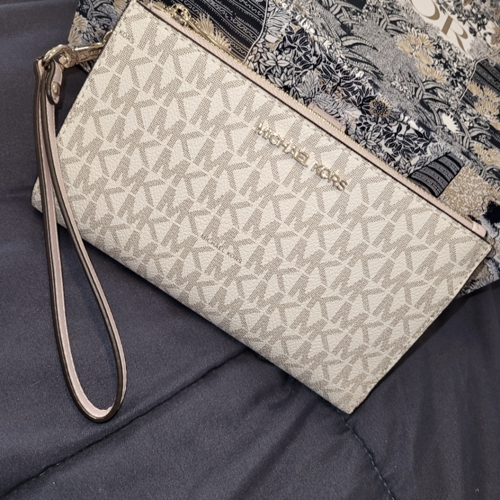 Micheal Kors wallet/wristlet NWOT